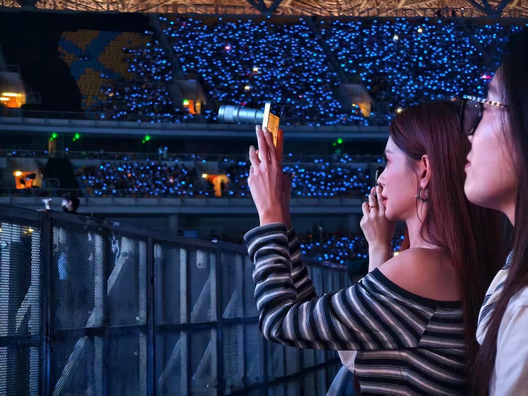 蔡依林西安演唱会百万直拍omg！居然跟沈梦辰用上了同框手机vivo X300s搭