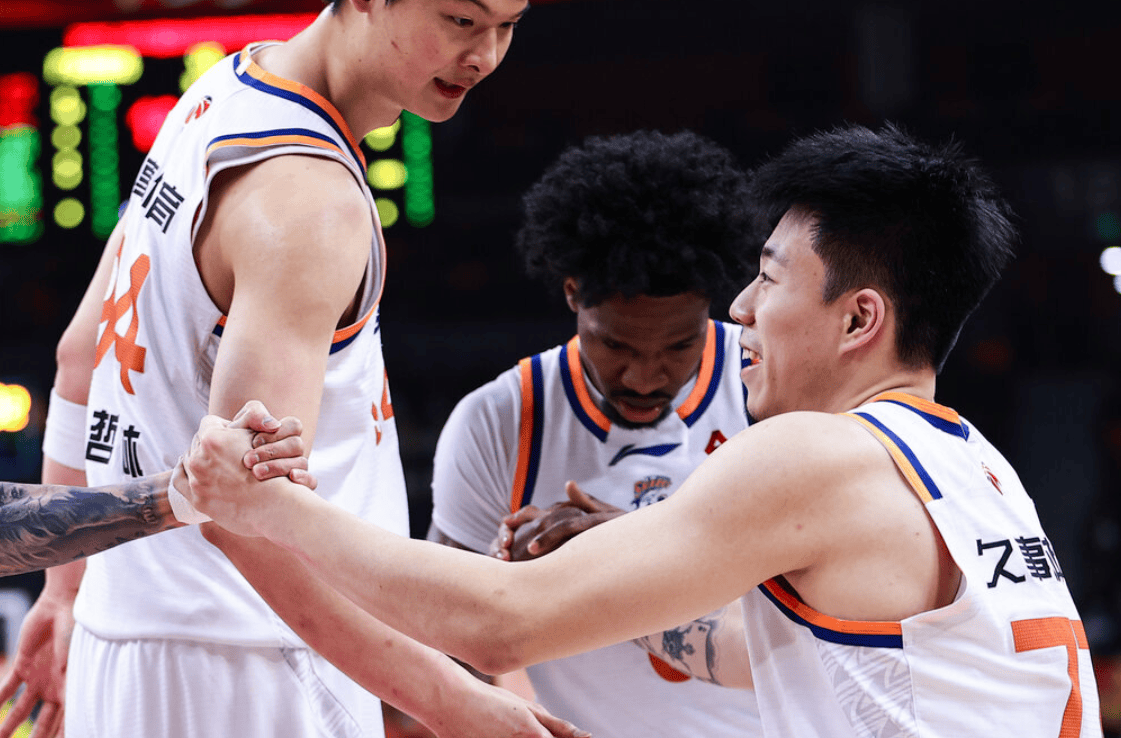 今晚上海vs新疆大名单：张镇麟、洛夫顿在列，吴冠希出战