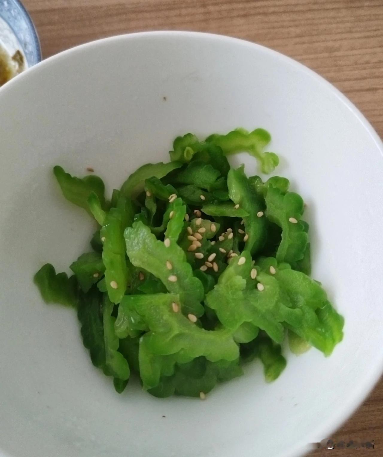 #晒晒我的今日美食#

凉拌苦瓜，清爽可口，消脂减肥[呲牙]

不过这玩意儿不能