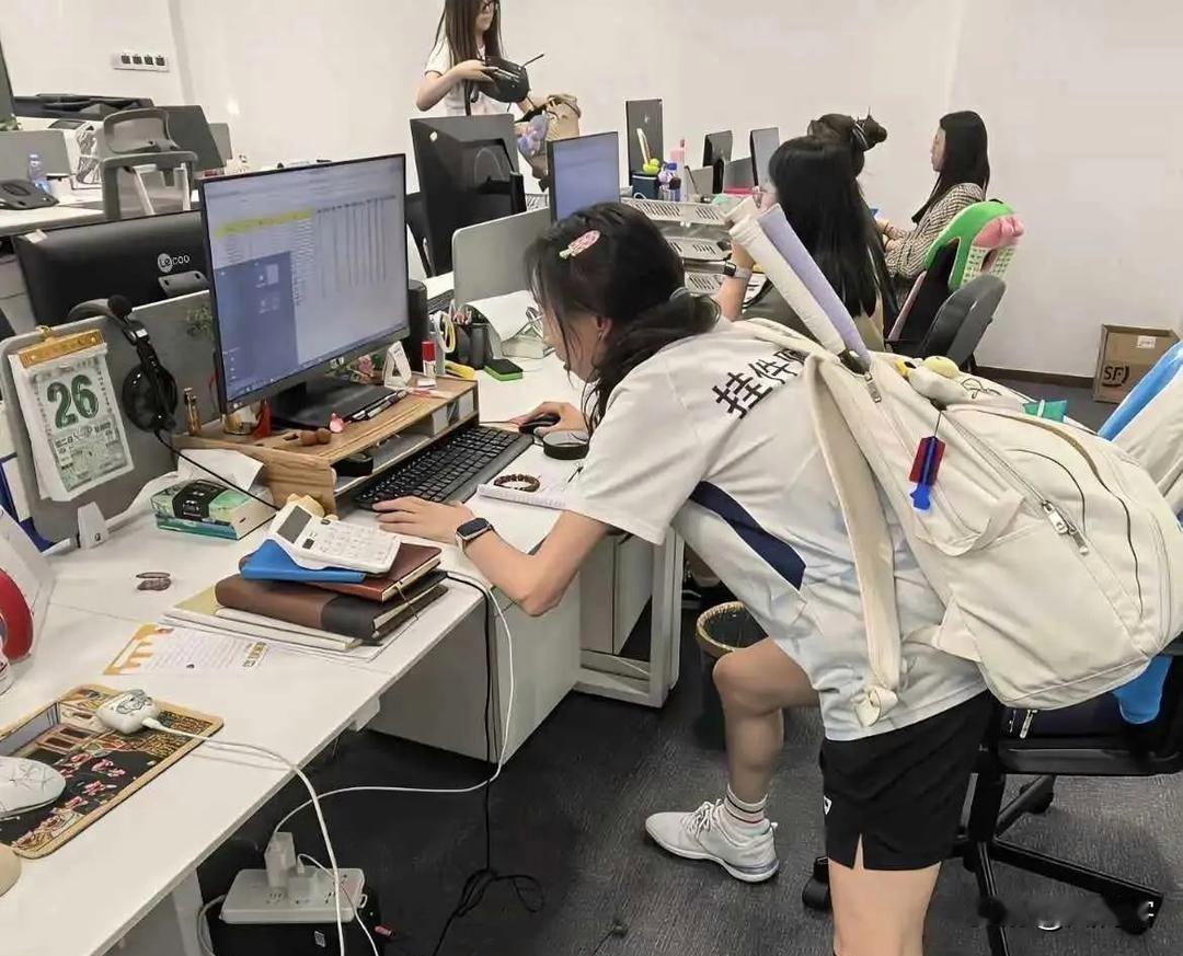 工作能力不祥，下班路线已知！这一幕，我以为只出现在校园！