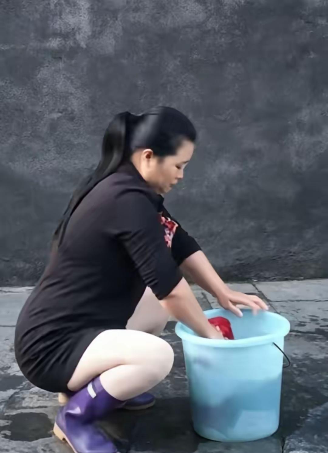 哥哥车祸离世，嫂子重伤瘫痪，一夜之间，家彻底塌了。没人接手，没人照看，所有人都劝