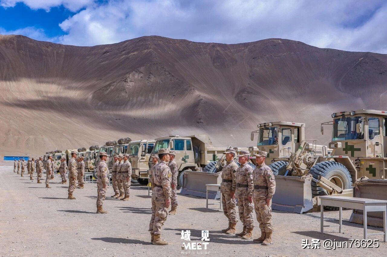 近日，驻守在雪域高原的新疆军区某部，全面开展装备换季保养与普查工作，让“钢铁战友