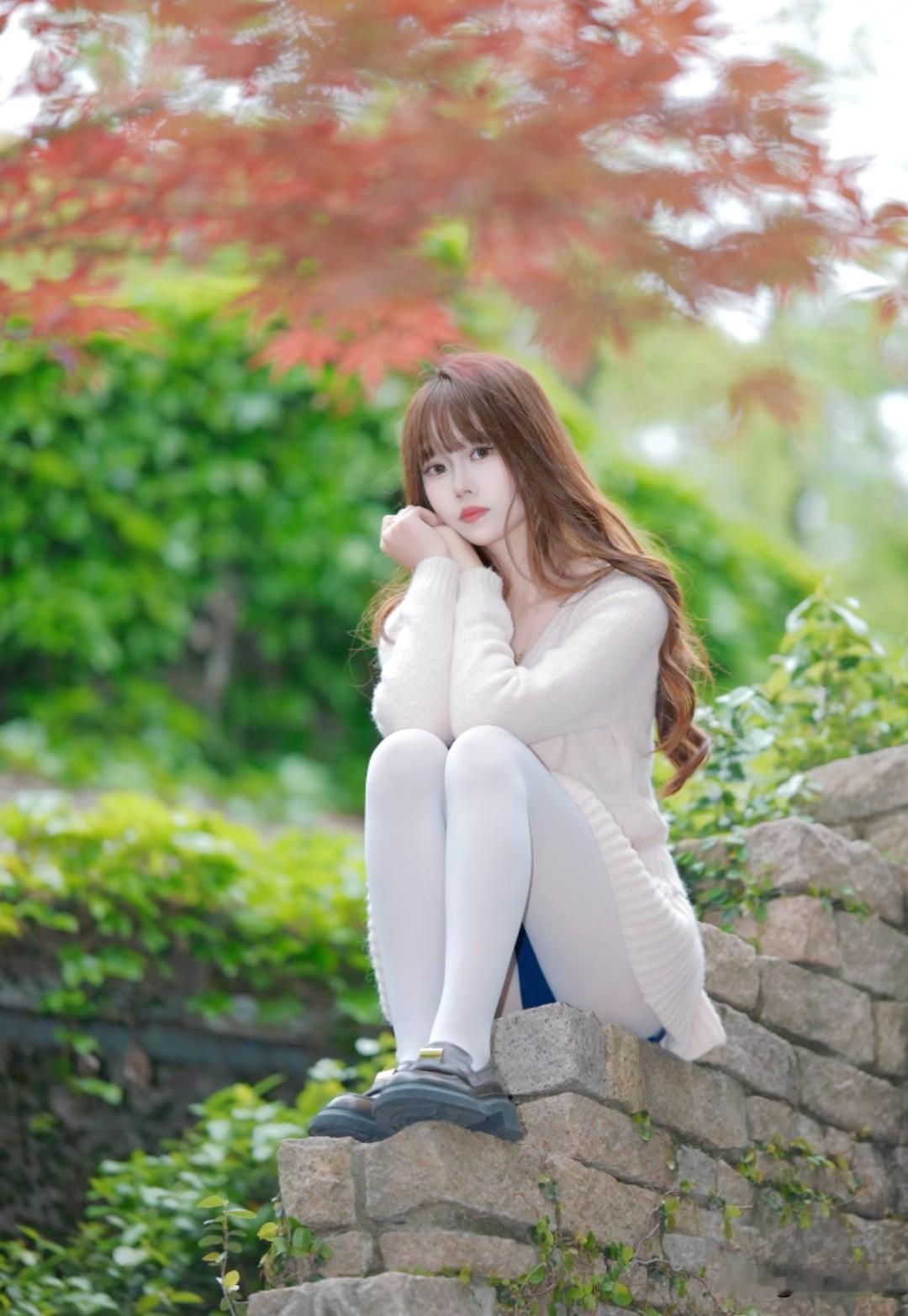 藏在石墙藤蔓里的温柔，米白毛衣配白丝，秋日氛围感直接拉满