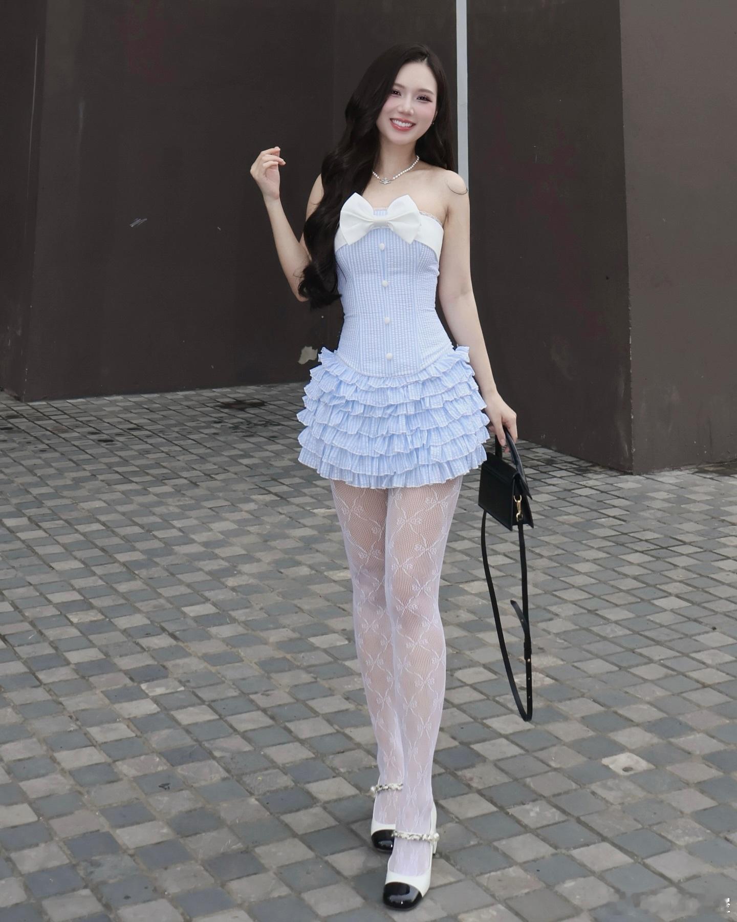 时尚穿搭  小裙子 ，白丝.. ​​​