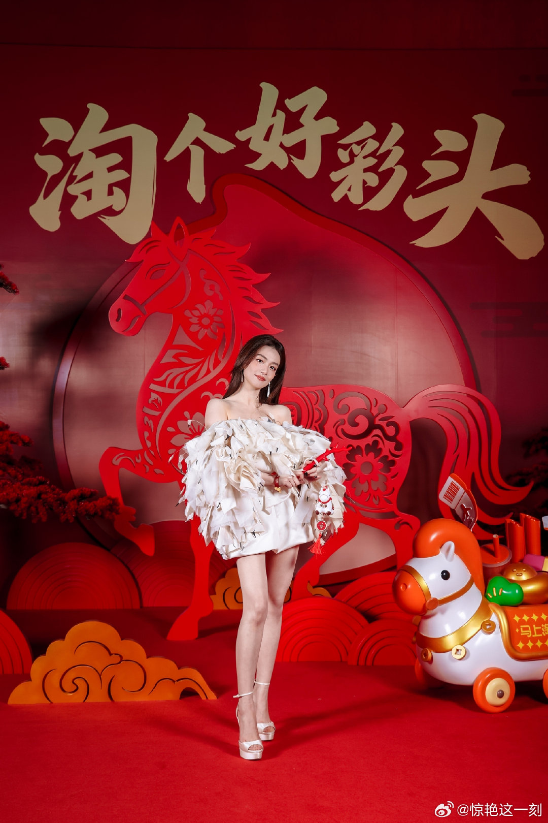 微博之夜明星淘个非遗大片 有年味的红，有精致的非遗剪纸，还有镜头感十足的明星，在