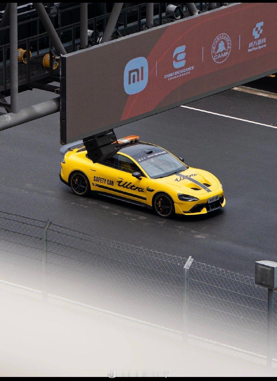 雷军回应第一次挥方格旗 China GT现在是小米冠名，进军赛车领域的越来越多了