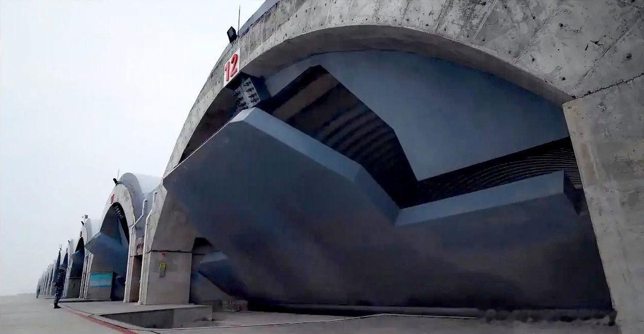 TWZ：新报告警告称，缺乏坚固的飞机掩体使美国空军基地易受中国攻击——一份新的独