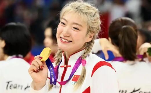 你根本不知道李梦的身体条件有多夸张。
 
李梦1米83的个头，体重90公斤，身上