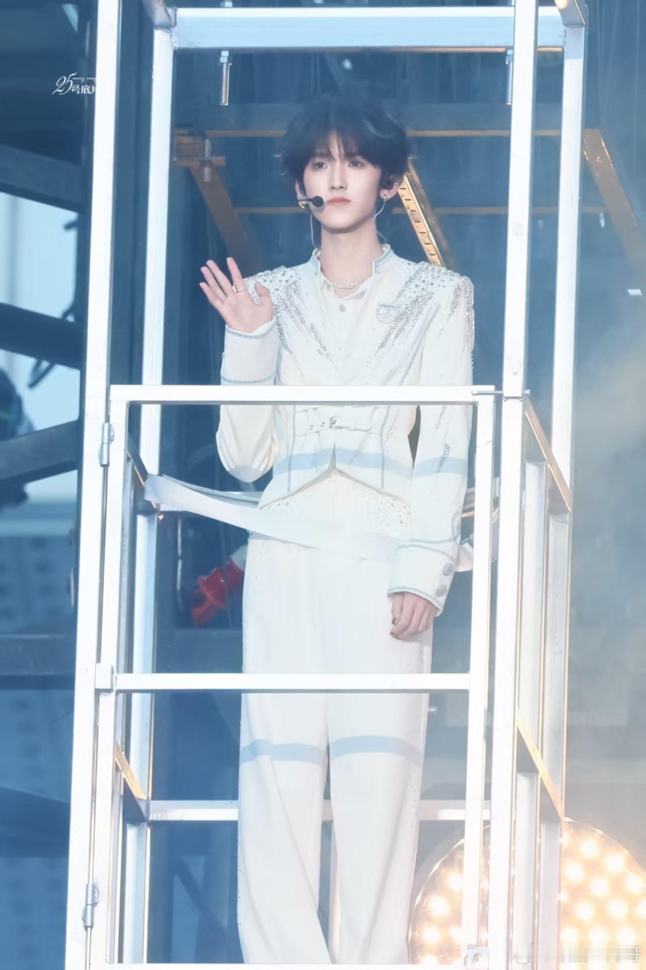 左奇函挑染蓝色 蓝挑适配度直接拉满💙蓝挑小左上线，这个造型狠狠心动了 