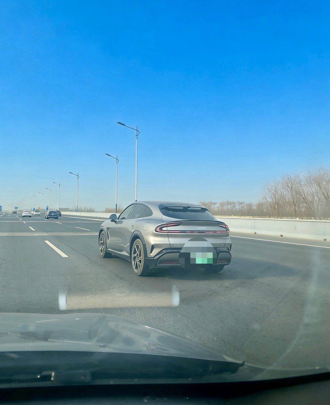 截至2026年2月21日，小米YU7累计交付量已突破20万辆。大家都在路上见到过