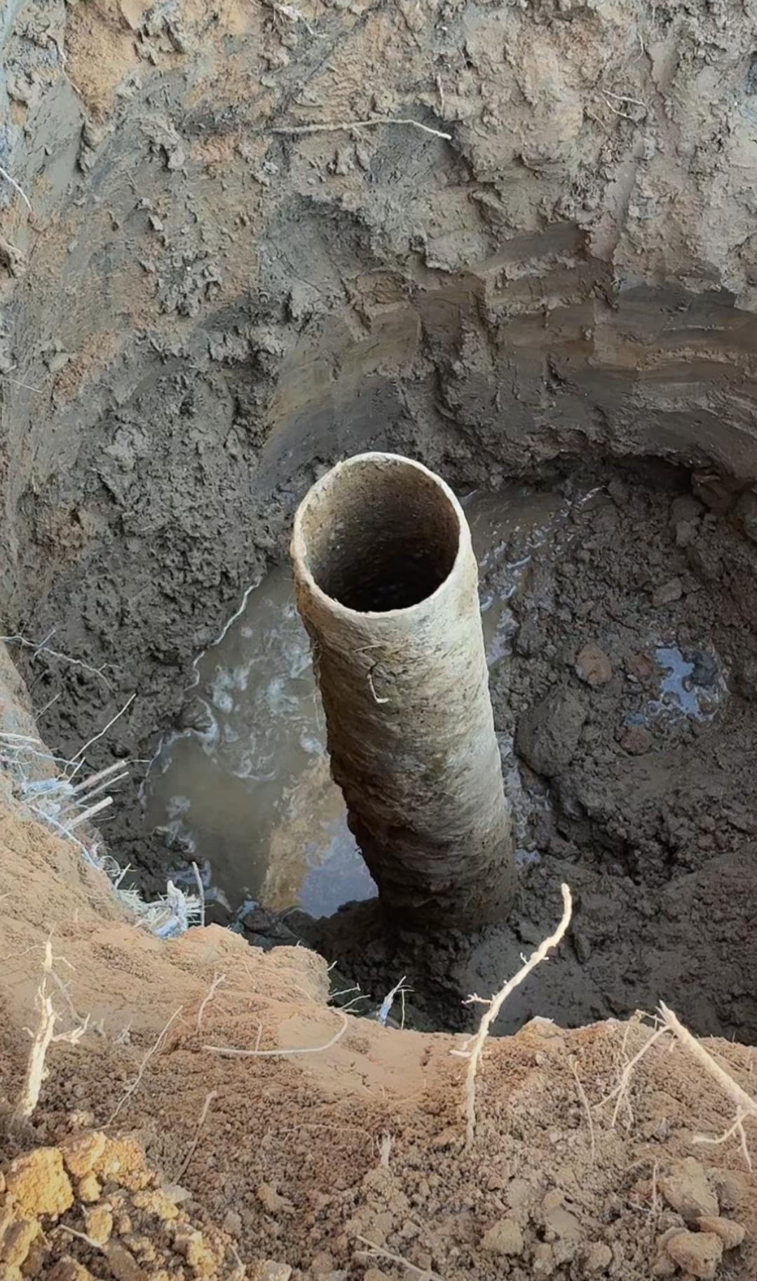 贾鲁河暖泉的铁管子是挖出来了，
周围有水，但是水压不够，
管子内也有点淤泥，
目