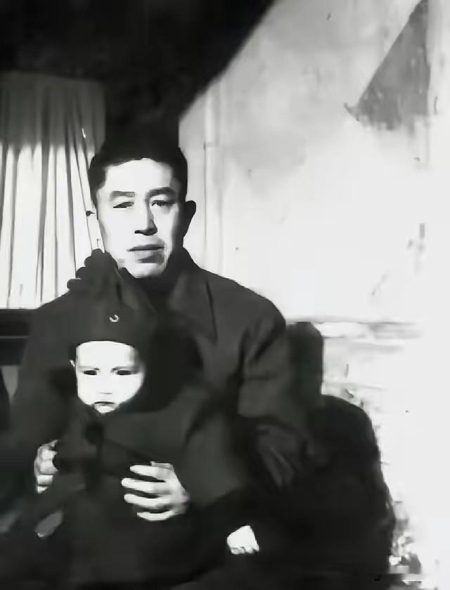 1952年郑洞国北上任职，20年结发妻子执意离婚，英雄最难扛的是人心离散
 
一