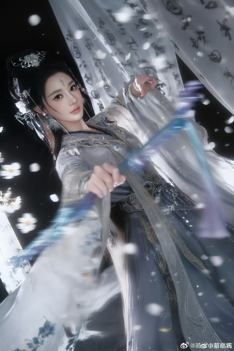 彭小苒这次是冷感美人一袭蓝金纹银白纱衣，剑指清冷，眉眼如霜！这次突破以往风格，仙