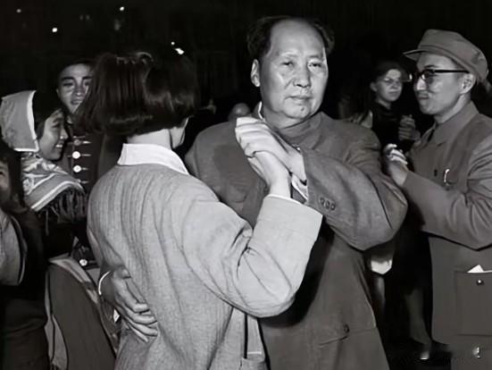 1974年，一位广西舞蹈演员自称是毛主席的女儿，还要见见毛主席，毛主席听闻后，很