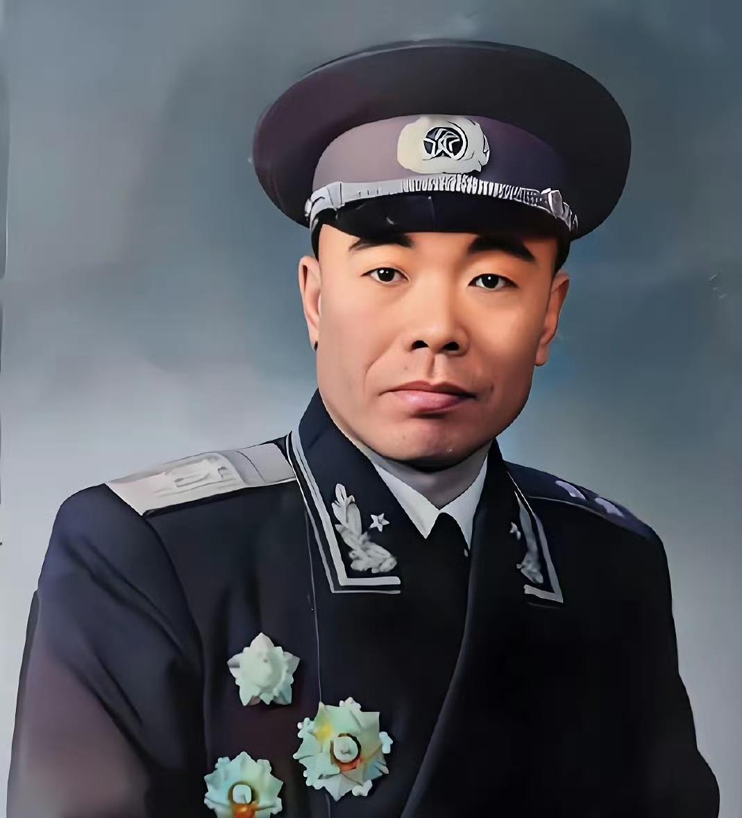 1955年北京的授衔仪式上，曾泽生中将接过中将军衔命令状时，这位历经沙场的老兵突