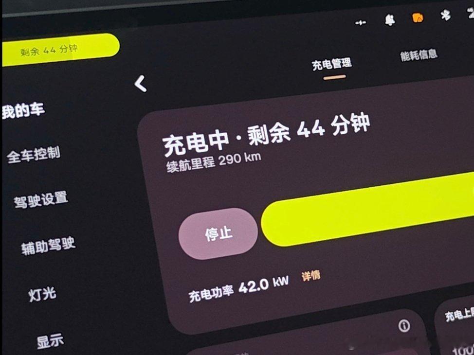 夜晚快餐店里的孤独身影，不一定是真的不想回家，也可能只因为在给电车充电。 