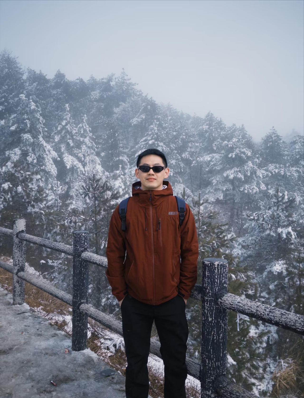 🏔有喜欢爬的吗｜百丈岭机位推荐2️⃣
📍云顶镜湖，搭配远处雪山雾凇以及天空，