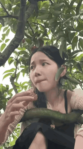美女吃的自由自在，好不惬意，什么东西那么好吃。