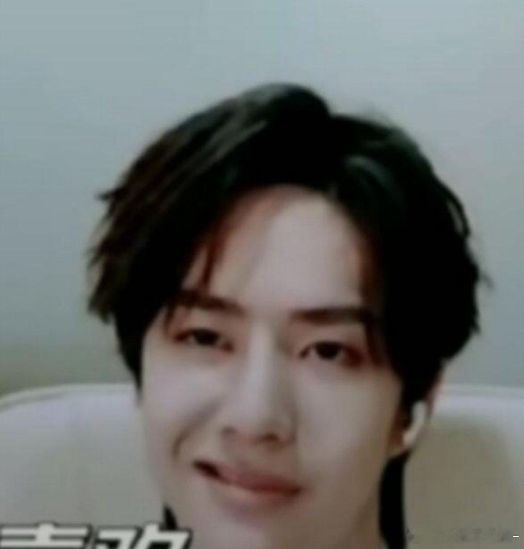 王一博是怎么做到一张脸上两个表情的 难道这就是总裁文里面的似笑非笑[泪奔][泪奔