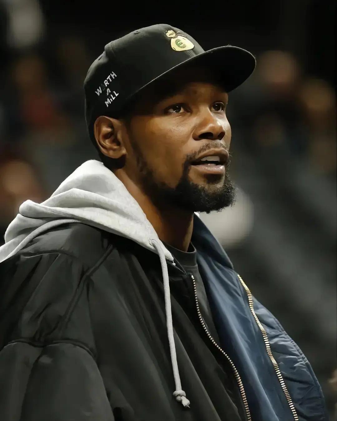 时隔多年，雷霆球迷依然没有原谅杜兰特。当杜兰特以火箭球员身份开到雷霆的主场，迎接