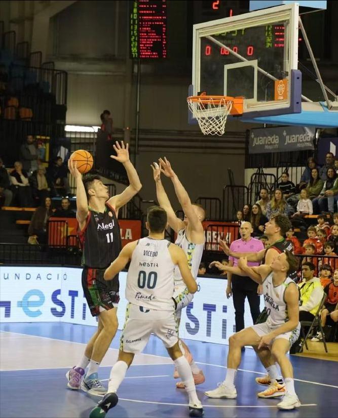 辗转2.9万里，堪称伟大的余嘉豪。

为了赶上26号的中日之战，余嘉豪万里赴戎机