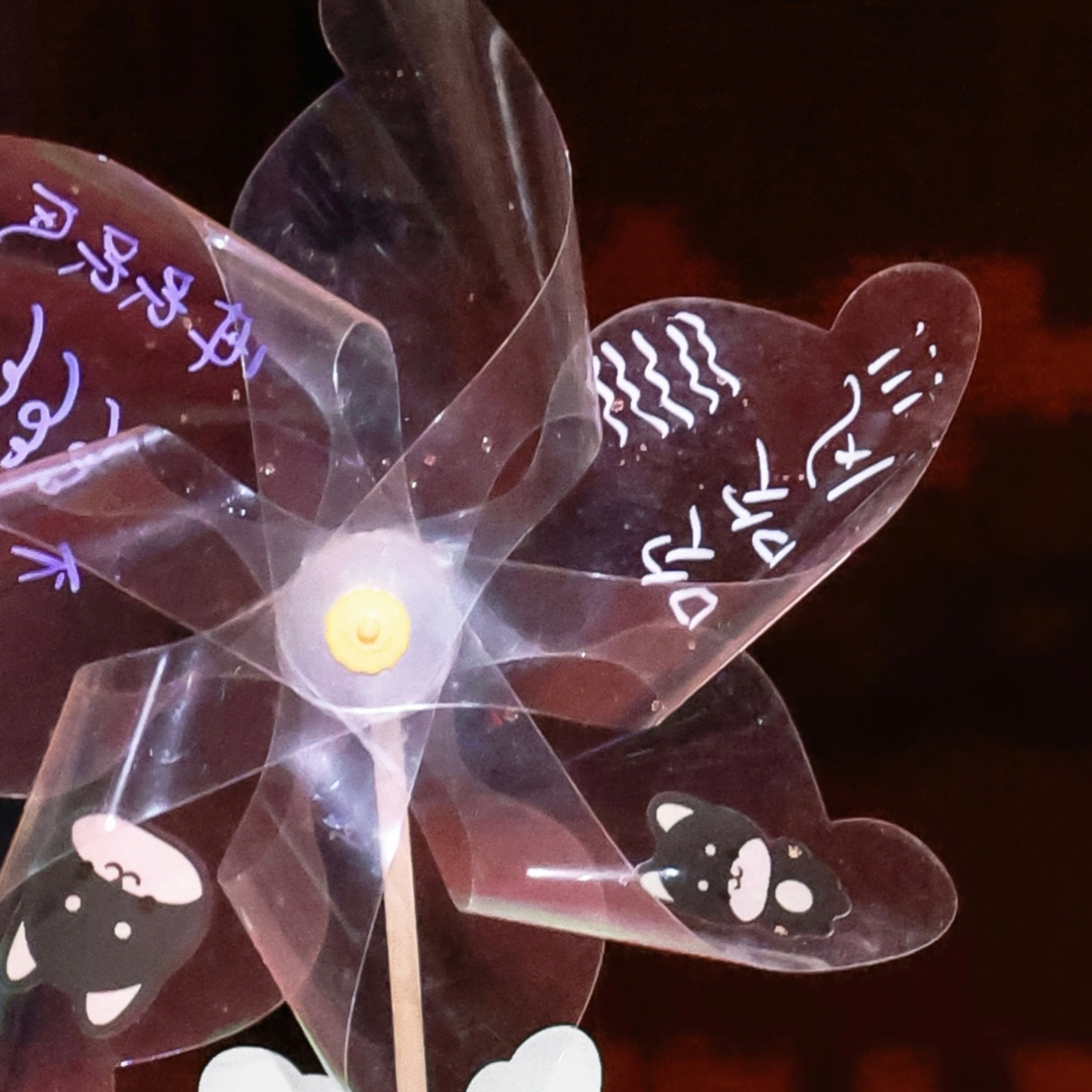 之前只留意了字 刚刚存新图才发现 原来是紫色和白色两个颜色笔一起写的吗...那不