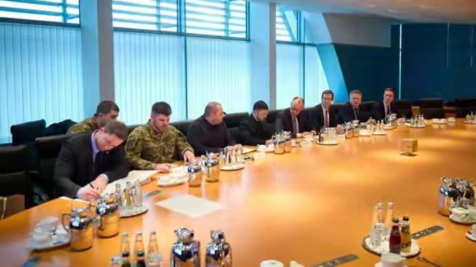 俄乌和谈有很多不确定性，泽连斯基一边咬牙坚持:绝不割让顿巴斯地区的一寸土地，一边