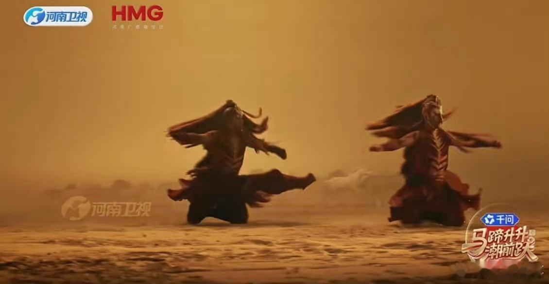 河南春晚联袂杨丽萍万马奔腾杨丽萍一年一个生肖舞 果然杨丽萍的生肖舞从不让人失望！