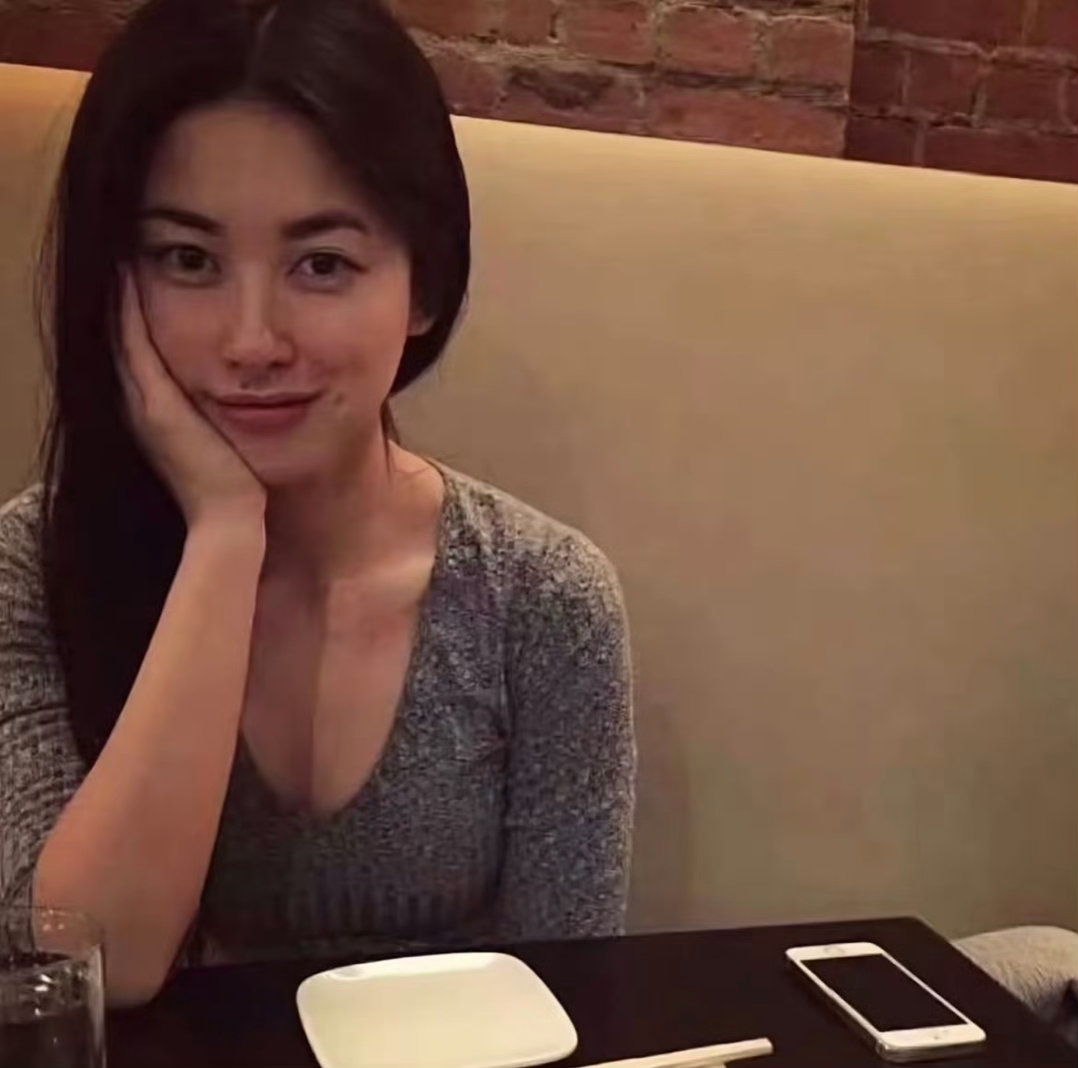 朱珠内娱收藏主理人朱珠不是内娱隐藏款是典藏款能和朱珠去沙漠看展我直接冲！颜值审美