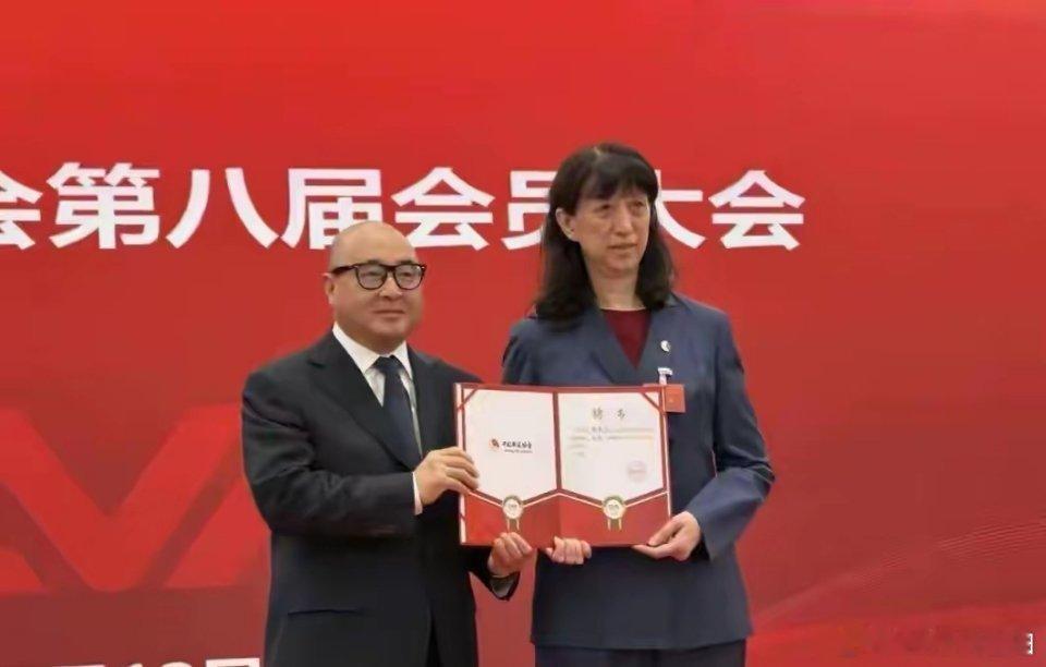 随着赖亚文今天当选排协主席，中国各体育协会7大主席更新如下1，乒协主席—王励勤出