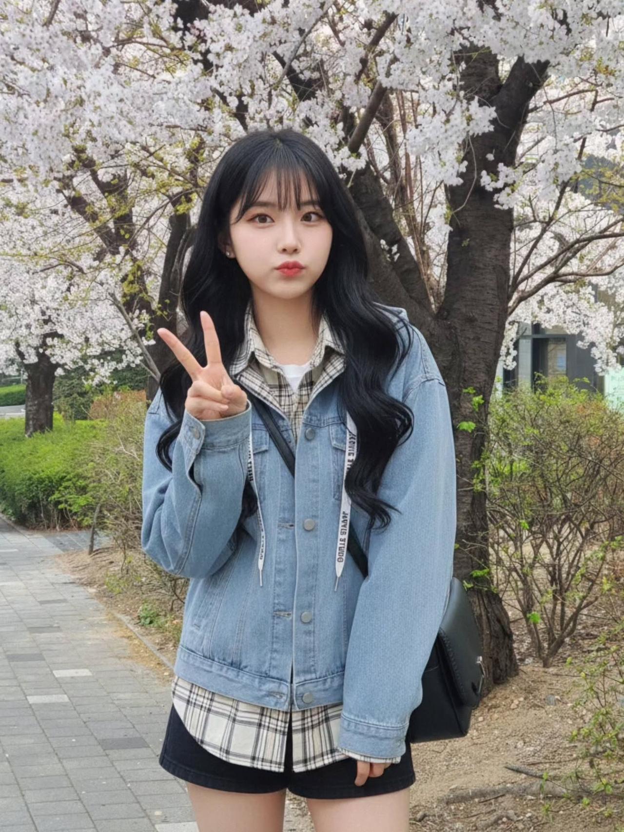晒图笔记大赛樱花树下，元气少女比出胜利手势🌸👍