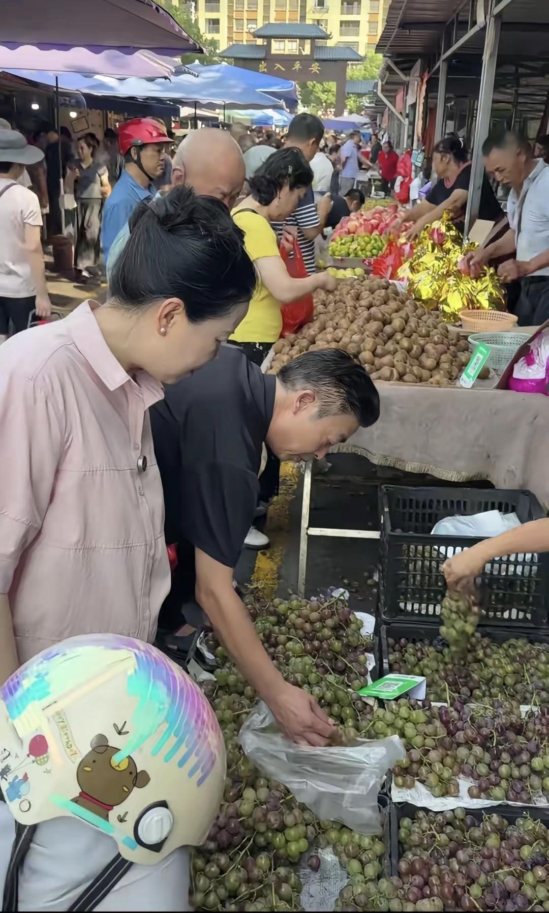 姚师兵真的是一个生活中的能手，中秋节当天去菜市场挑水果，买菜，都是他出力，许敏就