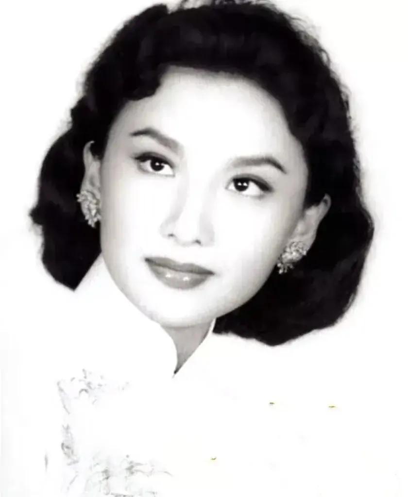 她是金庸先生一生爱而不得的女人，是他心中的白月光。
夏梦年轻时美得倾国倾城，一双