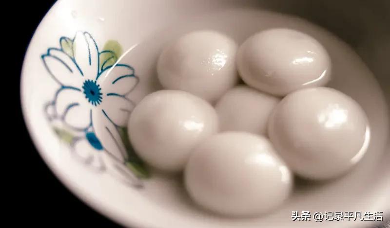 元宵节晒汤圆大赛正月十五的月光下，一碗碗汤圆在瓷碗里浮沉，像揉碎的星光。有人偏爱