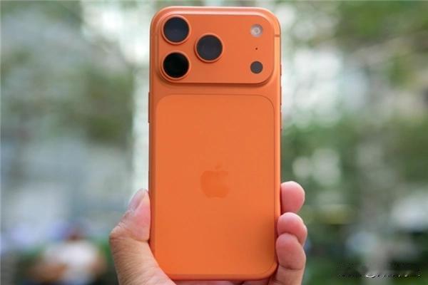 iPhone 17降价上热搜，官网却在悄悄涨价

部分授权店叠加优惠和国补后，1