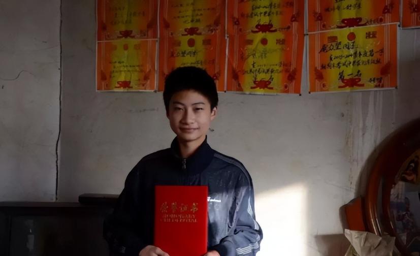 河北理科状元考了744分，清华校长亲自带着录取通知书上门拜访，可当校长推开门看到