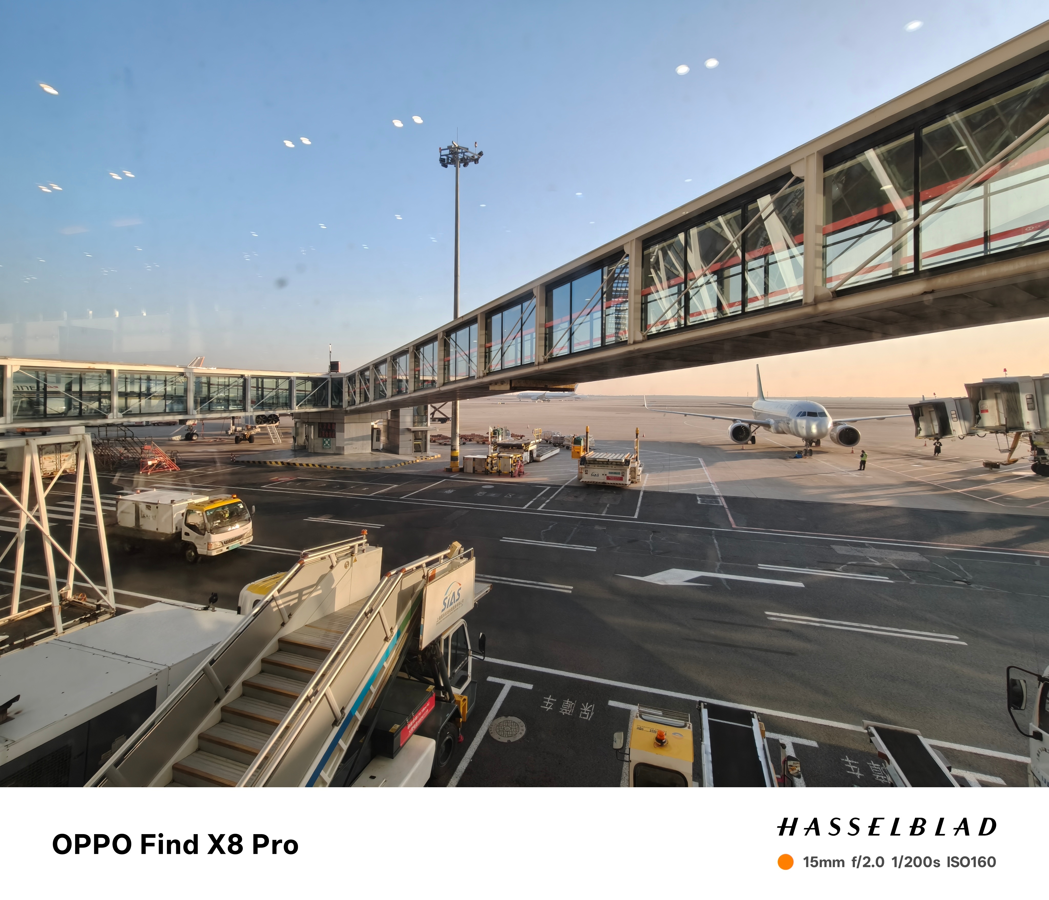 8:45的飞机，酒店让我坐6点的车，结果20分钟到机场！[哈哈] 