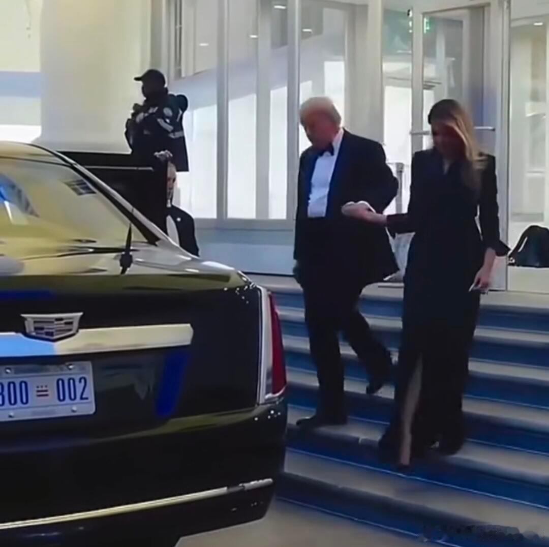 特朗普说他妻子躲得更快 逃离枪击现场都如此优雅，风度翩翩，不服不行！帅哥美女，太