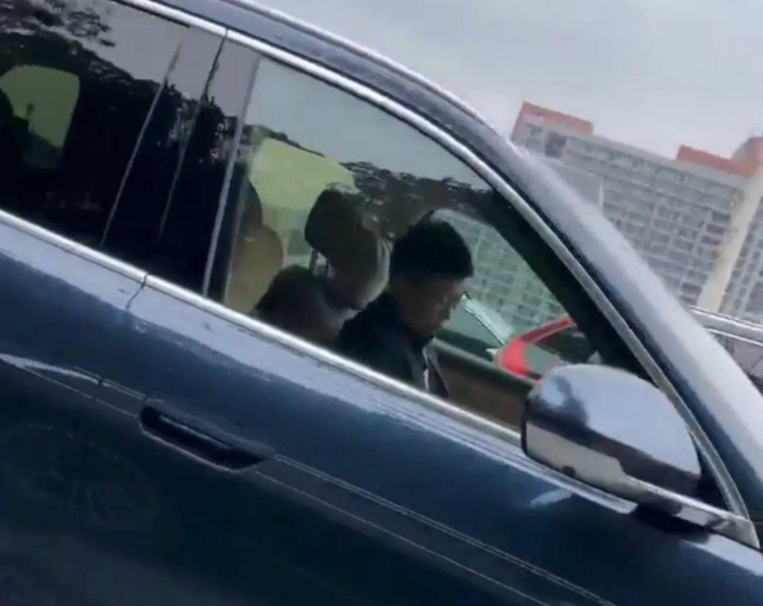 余承东 开车睡觉如果真是余承东开车睡觉，举报交警没用，要向任老爷子举报，任老爷子