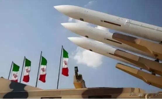 很多人拍桌子问：伊朗咋个这么“怂”？明明晓得美国、以色列在磨刀霍霍，还不先下手？