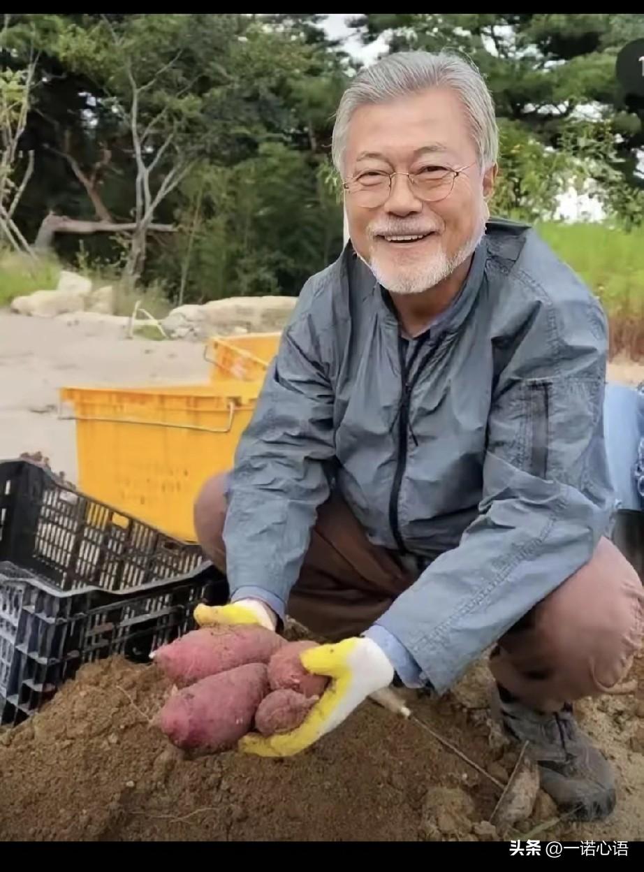 谁儿能想到，画面上这个满头白发，慈眉善目的老人，就是前韩国总统文在寅。
这个曾经