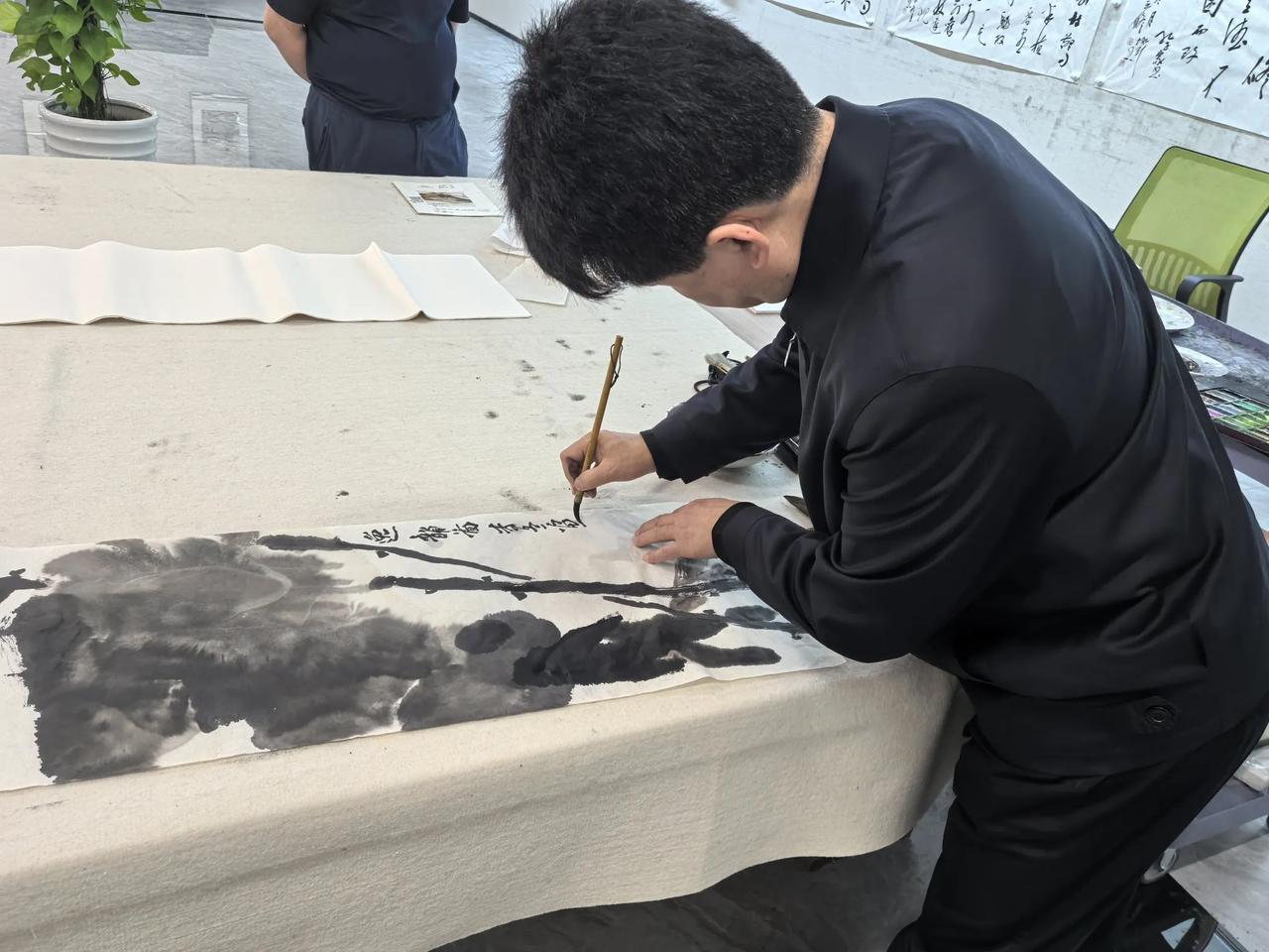 全国美协理事、全国公安文联副主席、全国公安美协主席李冬先生现场作画[赞]