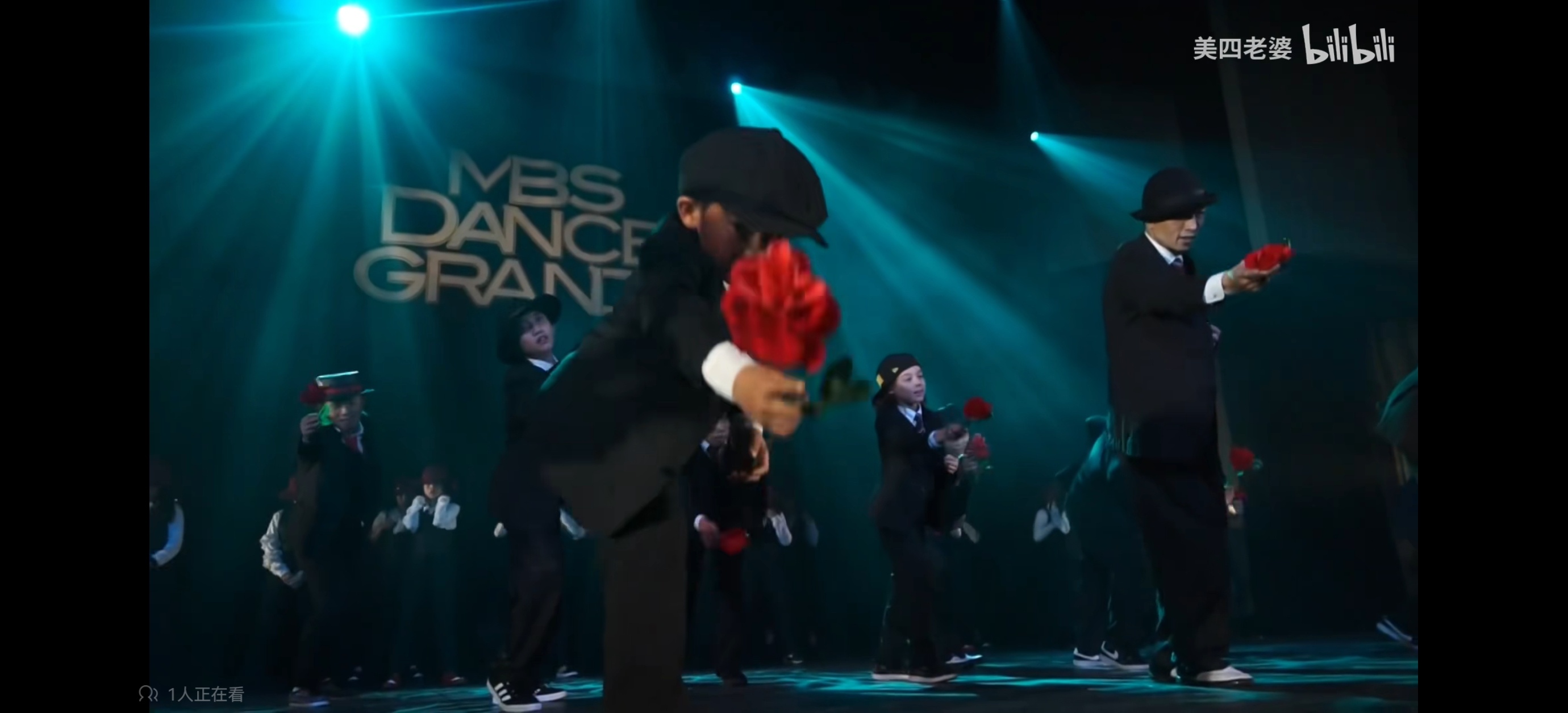 又刷到一个小鼻嘎时期的舞台，小勾勾太有天赋了