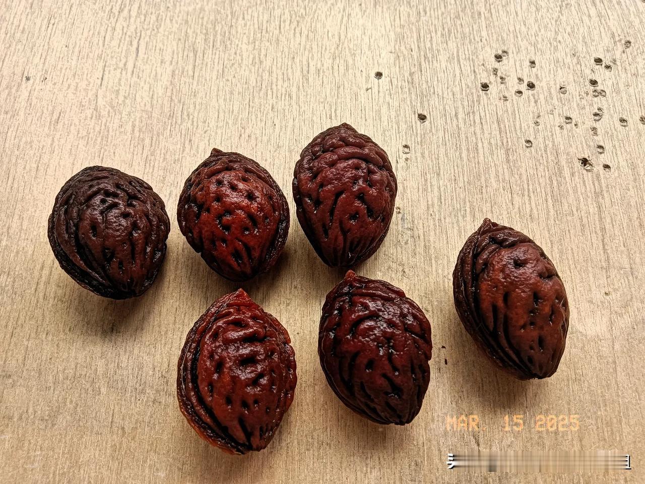 看看你的梦中情桃，在家里放两年颗颗沉水个大饱满。简单清洗一番颜色花纹都很漂亮，要