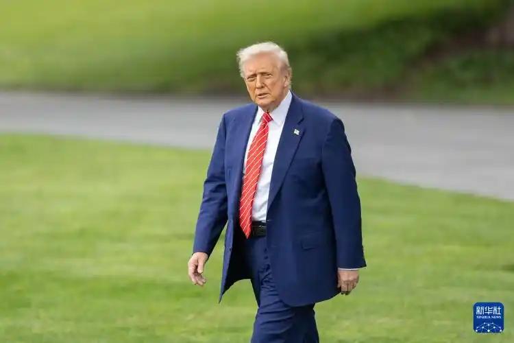 特朗普又把牛皮吹破了！一周前刚放话“交钱就护航”，今天美军就当场认怂。商船急得团