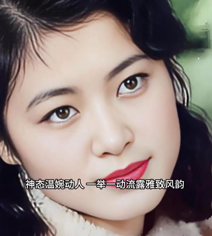 芳华年岁里的倪萍长相出众，神态温婉动人，一举一动流露雅致风韵，放在当下依旧光彩夺