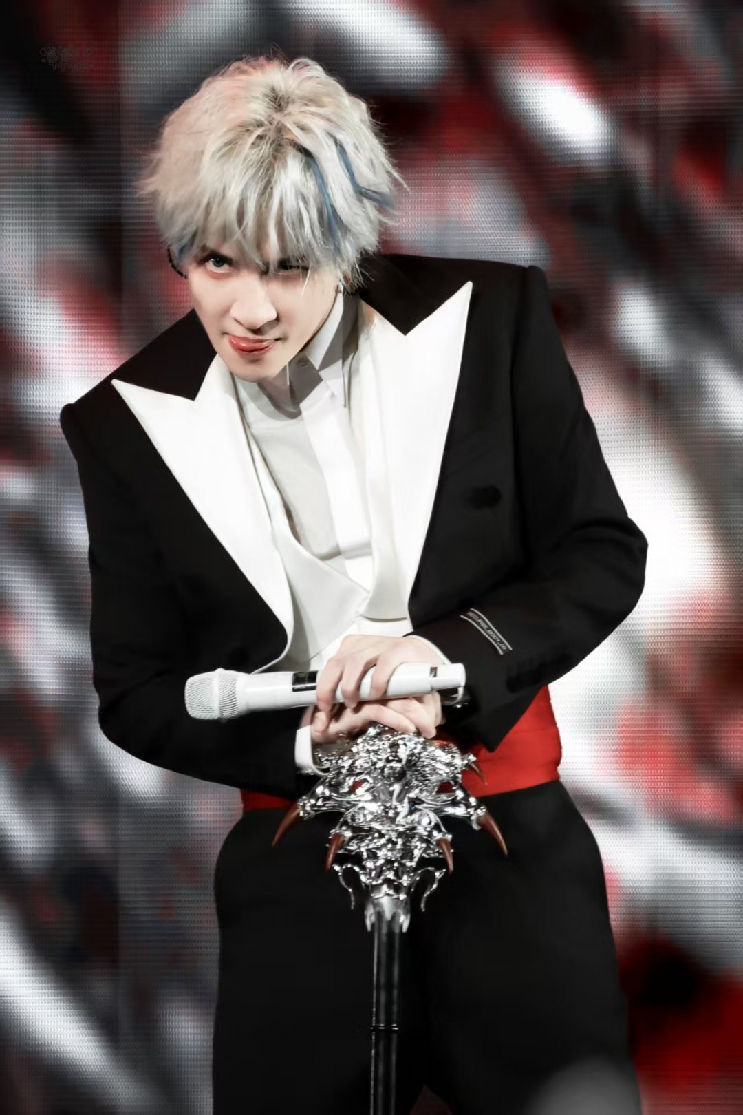 薛之谦360度贴脸开唱薛之谦一场换了多少个交通工具 四面台很大，大到要动用威亚传