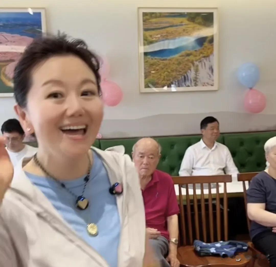 50多岁的豆豆姐姐依然多才多艺！最近在一场直播活动中，她带着养老院的老人跳舞、唱