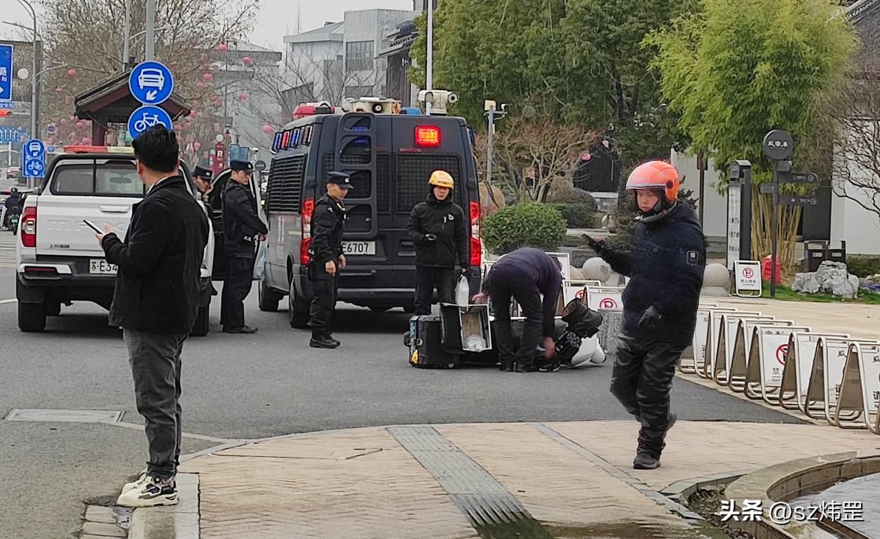 （原创）煮豆
昨天元宵节，大公园搞灯展，三个出口都停了警车，警察、协警和辅警增加