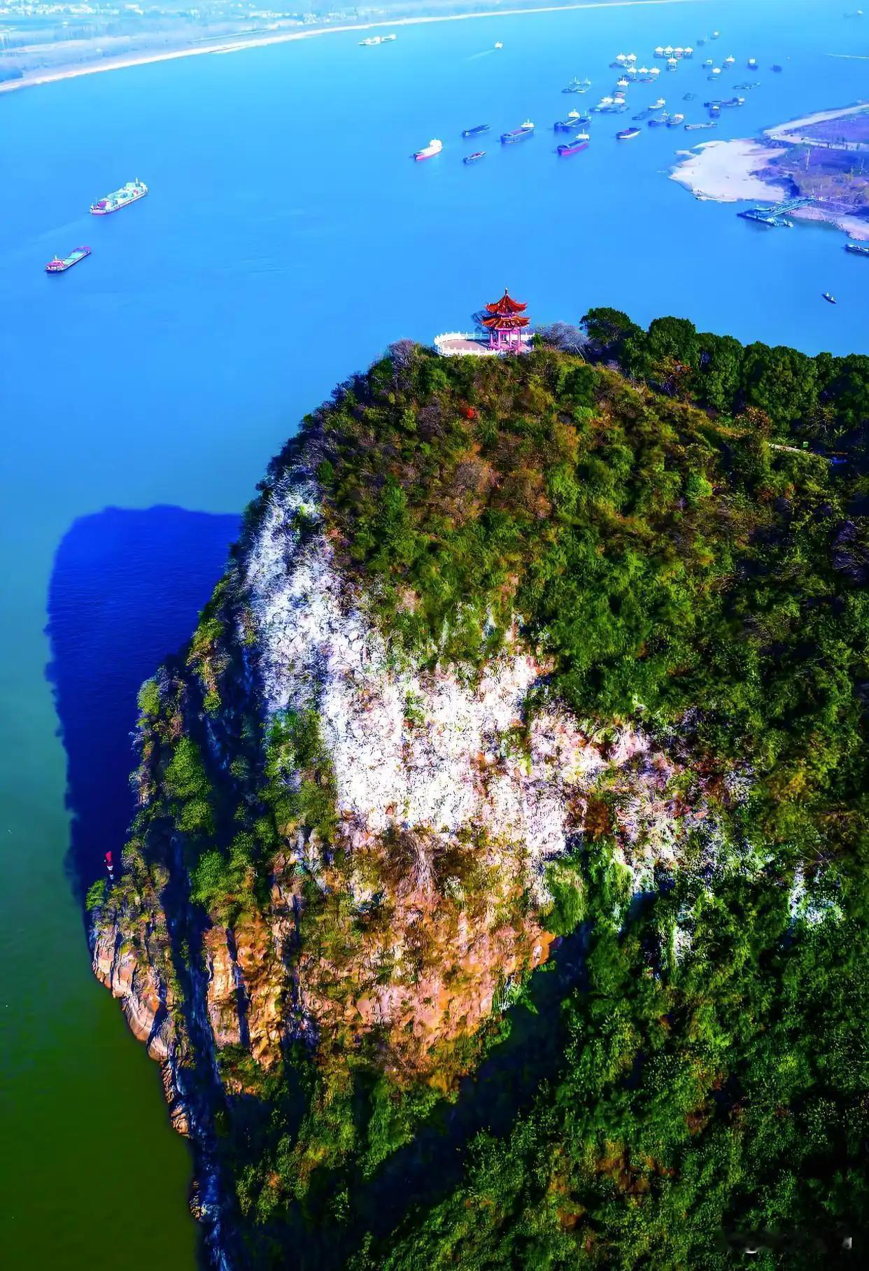 登西塞望长江，那感觉简直绝了。西塞有太多历史故事沉淀其中。传说张志和曾在此写下“